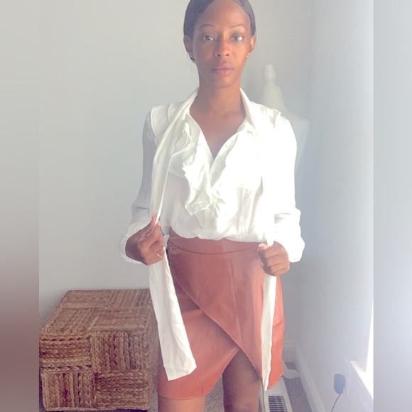 Gorgeous Ruffled Blouse 👚 - Picture 4 of 7